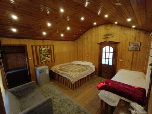阿杰隆North Jewel 2023的小木屋内一间卧室,配有两张床