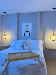 萨瓦内塔Loft Nut con Estilo - Excelente Ubicación的一间设有一张蓝色灯光床的客房