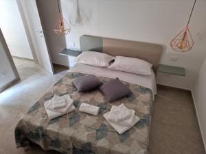 帕基诺Lapis rooms的一间卧室配有带枕头的床