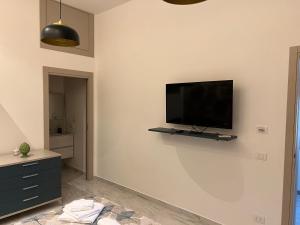 帕基诺Lapis rooms的客厅设有壁挂式平面电视。