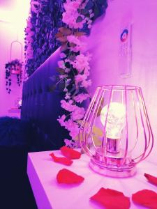梅斯L'Atelier de rêves的一张桌子,上面有花瓶,上面有粉红色的花
