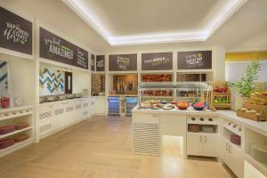 迪拜迪拜机场汉普顿酒店 的一个带水果和蔬菜柜台的大厨房
