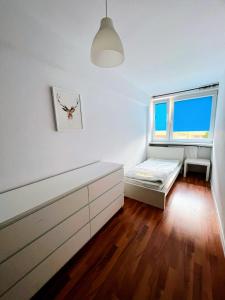华沙Ursus Rooms-Self Check-in的白色的客房设有床和窗户。