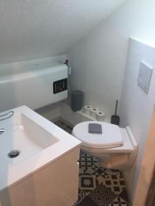 贝尔福Studio moderne, étage 3, avec literie de qualité prémium的浴室配有白色卫生间和盥洗盆。