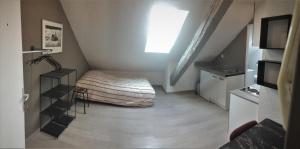 贝尔福Studio moderne, étage 3, avec literie de qualité prémium的小型阁楼间 - 带床和窗户