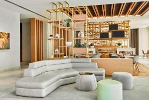 迪拜Hilton Garden Inn Dubai, Mall Avenue的客厅配有沙发和桌子