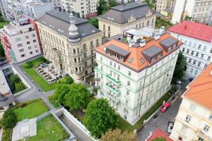 布拉格Luxury rooftop appartment with fantastic views的享有一座带橙色屋顶的大型建筑的顶部景色