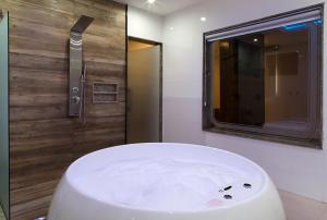 里约热内卢Palacio do Rei Hotel的浴室设有白色的卫生间和镜子