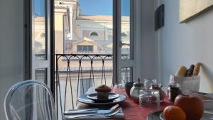 罗马NTB罗马酒店的一张桌子,从窗口可欣赏到城市美景