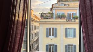 罗马NTB罗马酒店的从带蓝色百叶窗的建筑窗户欣赏美景