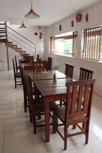 São FélixPousada Recôncavo的一间带木桌和椅子的用餐室