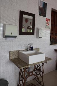 São FélixPousada Recôncavo的浴室设有白色水槽和镜子