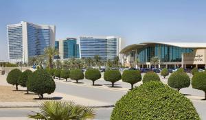 利雅德Hilton Riyadh Hotel & Residences的城市里树木和建筑林立的街道