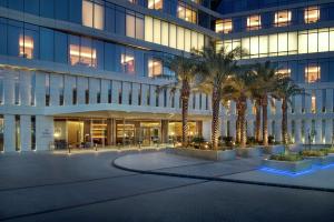 利雅德Hilton Riyadh Hotel & Residences的一座棕榈树的办公楼