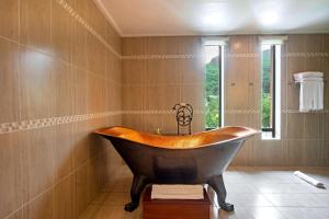塔卡马卡塞舌尔阿拉曼达希尔顿逸林酒店及水疗中心的带窗户的浴室内的大木浴缸