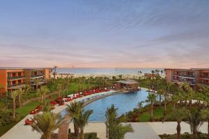 圣玛丽亚佛得角凯博萨尔希尔顿酒店 的一个带游泳池和棕榈树海滩的度假胜地