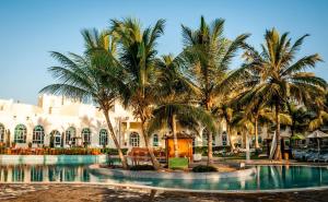 塞拉莱塞拉莱度假村希尔顿酒店的棕榈树和游泳池度假村