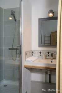 萨林德吉罗恩倪温卡马格酒店的一间带水槽、镜子和淋浴的浴室
