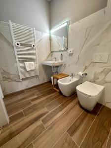 亚历山德里亚HH Hermoso Housing ALESSANDRIA的一间带水槽、卫生间和镜子的浴室