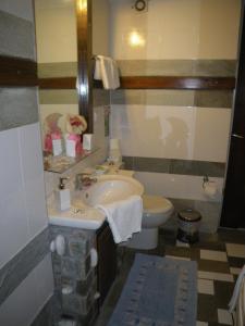 桑加拉达乔吉公寓的一间带水槽和卫生间的浴室