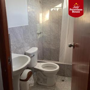 利马Hotel Peruvians House的一间带卫生间和水槽的浴室