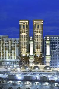 麦加Conrad Makkah的一群高大的建筑在晚上在城市里