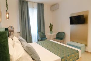 巴里BARI SUPPA _ Terrace & Garden _的一间卧室配有一张床和一个带椅子的窗户。