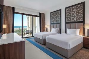 HauaraHilton Tangier Al Houara Resort & Spa的海景客房 - 带两张床