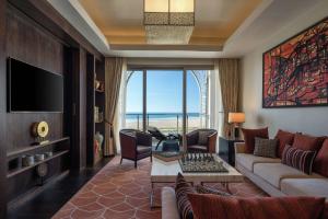 HauaraHilton Tangier Al Houara Resort & Spa的带沙发、桌子和电视的客厅