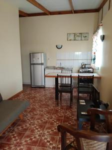 蓬塔乔罗斯APARTHOTEL Santa Maria的厨房配有桌子和冰箱
