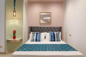 巴里BARI SUPPA _ Terrace & Garden _的一间卧室配有一张带蓝色和白色枕头的床
