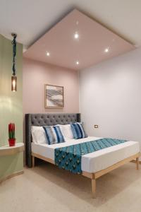 巴里BARI SUPPA _ Terrace & Garden _的一间卧室,卧室内配有一张大床