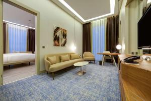 阿达纳DoubleTree by Hilton Adana的酒店客房设有一张沙发和一张床