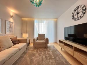 波尔图Nomads Lux - 2BDR Almada Private Porto的带沙发和平面电视的客厅
