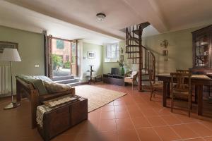卢卡Casa Orsolini的客厅设有楼梯、沙发和桌子