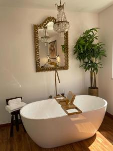 奥德赛克斯stressfree charm house的一个带镜子的房间内的白色大浴缸