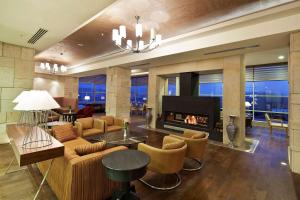 阿瓦诺斯阿凡诺斯卡帕多西亚希尔顿逸林酒店的带沙发和壁炉的客厅