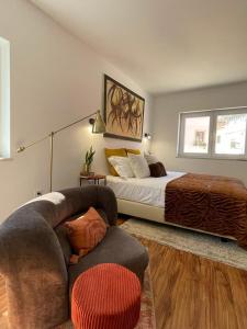 奥德赛克斯stressfree charm house的一间卧室配有一张大床和一张沙发