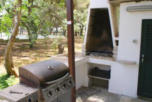 圣凯撒利亚温泉Residence Conchiglia San Giovanni的一个带炉灶和炉灶的户外烤箱 顶部烤箱
