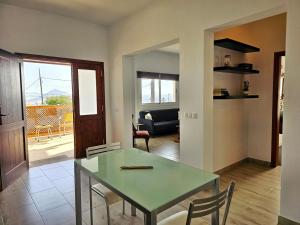 纳萨雷特Casa Cernicalo的用餐室以及带桌椅的起居室。