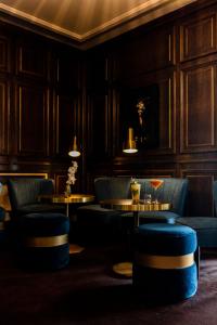圣拉斐尔Hôtel le Touring的餐厅设有两张桌子和蓝色椅子