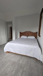格兰高伯Haven Green Village的一间卧室配有一张带白色床单的大床