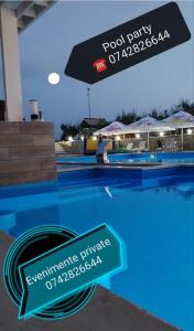 Hidişelul-de SusMARADA felix的游泳池旁的泳池派对标志