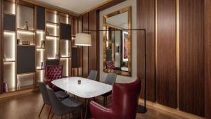 伊斯坦布尔Hilton Istanbul Maslak的一间带桌椅和镜子的用餐室