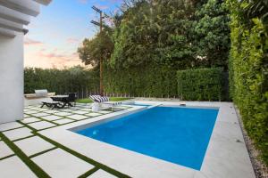 洛杉矶Simpson的庭院中的游泳池,带有树 ⁇ 