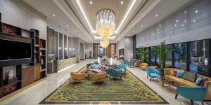 安塔利亚Doubletree By Hilton Antalya City Centre的大堂配有沙发、椅子和电视。