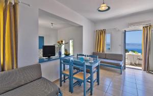 特尔桑纳斯特尔桑纳斯乡村公寓酒店的客厅配有蓝色桌子和沙发