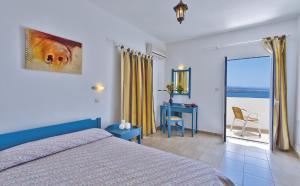 特尔桑纳斯特尔桑纳斯乡村公寓酒店的一间卧室配有一张床,享有海景