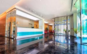 安卡拉DoubleTree by Hilton Ankara Incek的大堂,大楼内设有一个游泳池