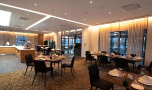 安卡拉DoubleTree by Hilton Ankara Incek的一间带桌椅的餐厅和一间厨房
